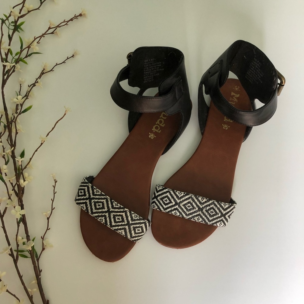 Flat sandals